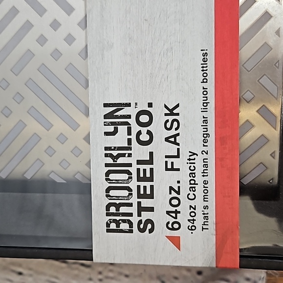 Brooklyn Steel Co. Novelty 64 oz Flask New in Package with shot glasses in case - Picture 2 of 5